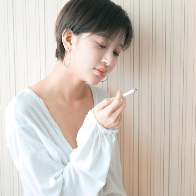 Tôi muốn hút thuốc, ừm, tôi có muốn hút thuốc không?